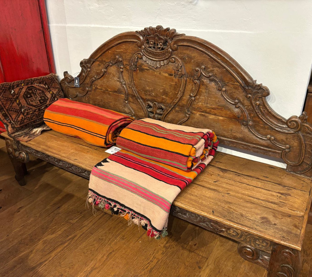 bank mit handgeschnitztem ruecken