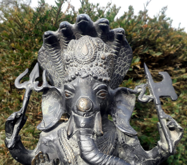 ganesha aus bronze mit der naga schlange