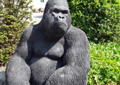 Aktion! Lebensechter Gorilla