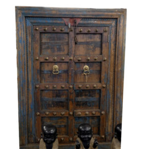 Breiter imposanter Schrank