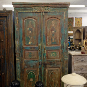 Hoher Schrank mit Riegelschloss