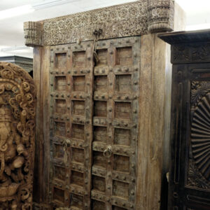 Riesiger Schrank aus altem Portal