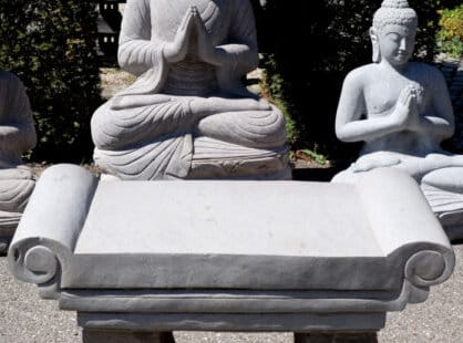 podest aus flussstein