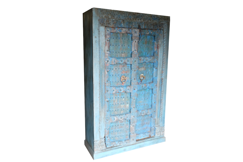 sehr grosser schrank aus der blauen indischen stadt jodhpur
