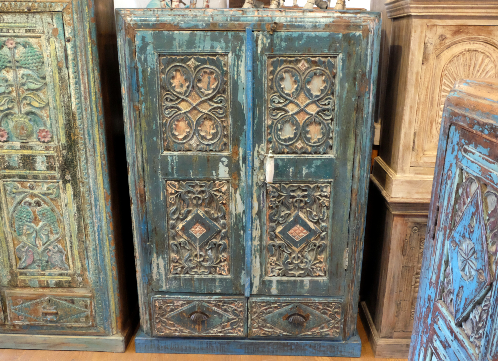 alter schrank mit handgeschnitzen verzierungen und griff