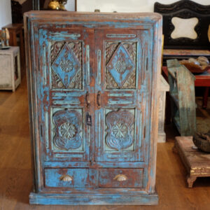Schrank mit blauer Patina