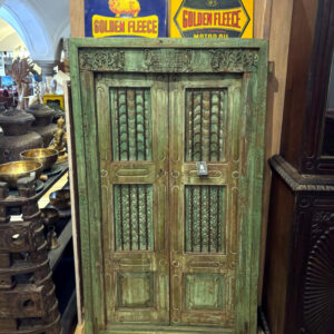 altes fenster aus indien mit gruener patina