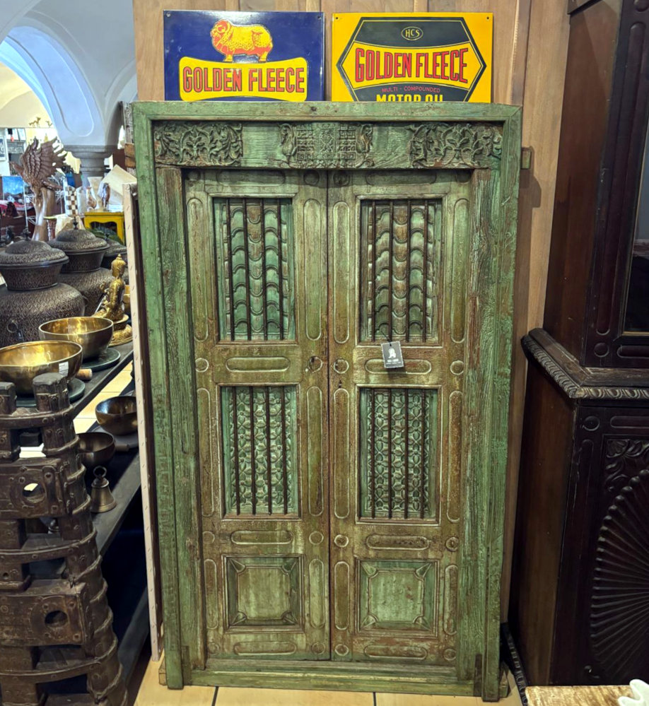 altes fenster aus indien mit gruener patina