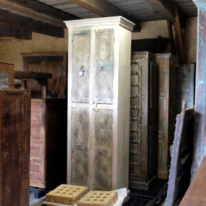 Hoher schmaler Schrank 77×44×220cm
