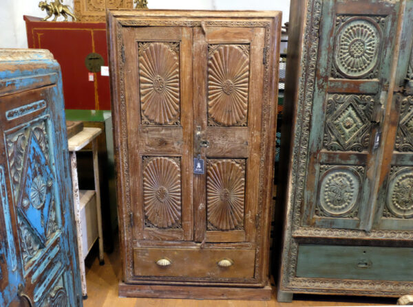 Original Schrank aus Indien handgeschnitzte Sonnen zieren die beiden Türen unten eine große Schublade altes Unikat