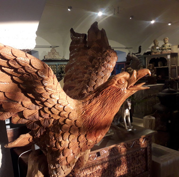 grosser adler aus teakholz