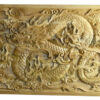 drachenrelief aus teakholz