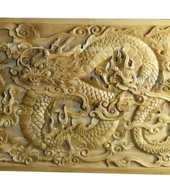 drachenrelief aus teakholz