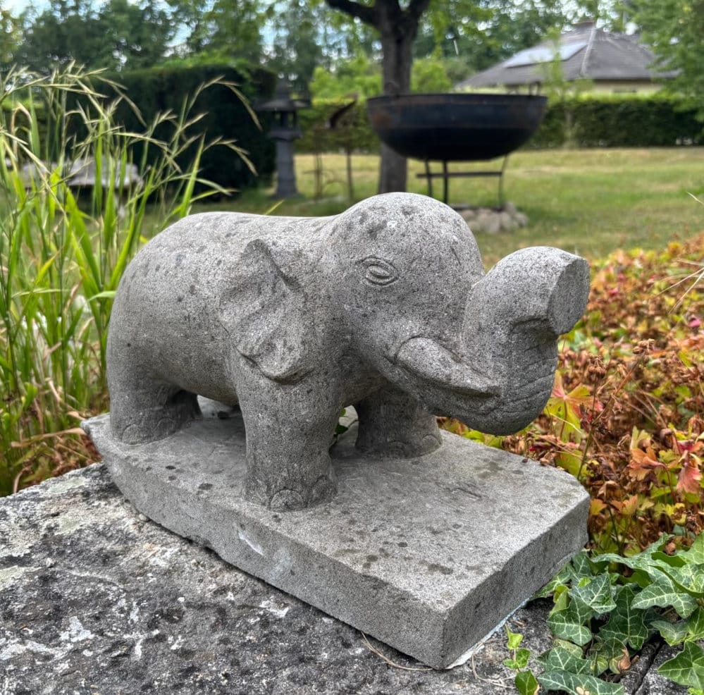 kleiner elefant aus stein