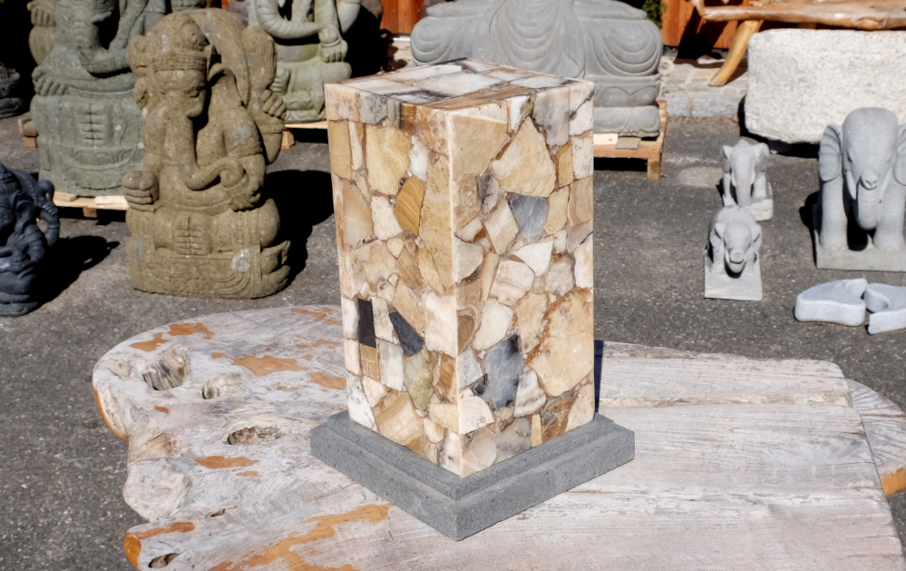 Dekorative Steinleuchte aus Onyx mit Sockel aus Stein