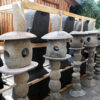 schlanke gartenlaterne mit hut