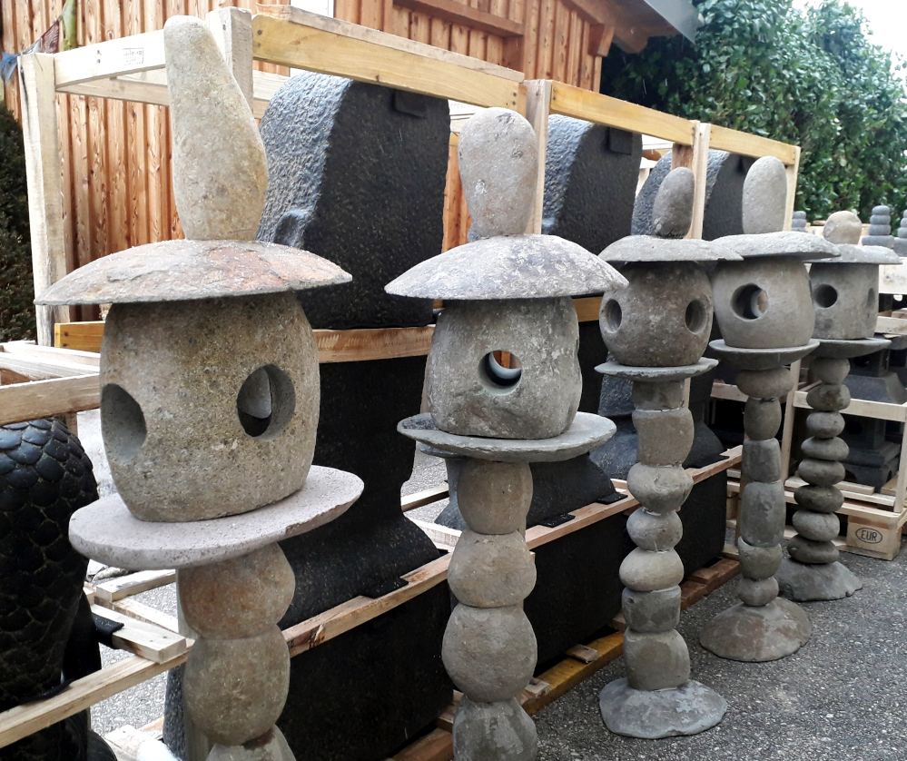 schlanke gartenlaterne mit hut