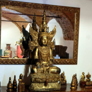 alter krönungs buddha aus burma und alter spiegel mit patina