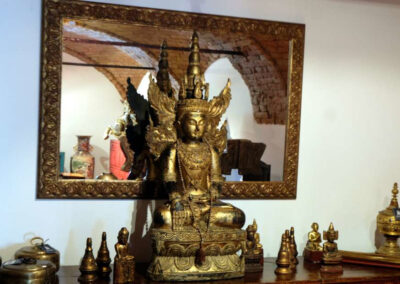 Alter Buddha und Spiegel