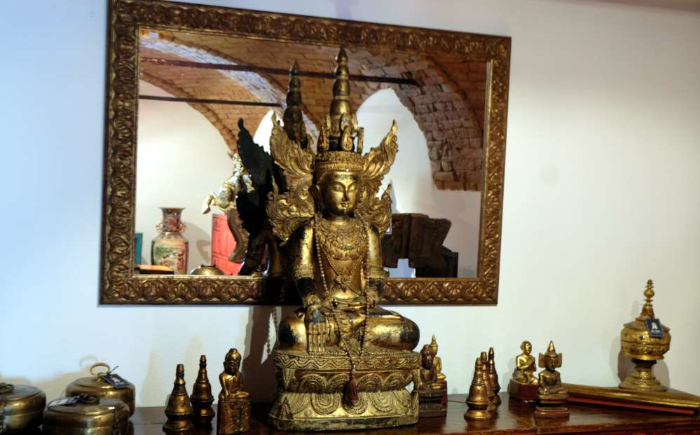 alter krönungs buddha aus burma und alter spiegel mit patina
