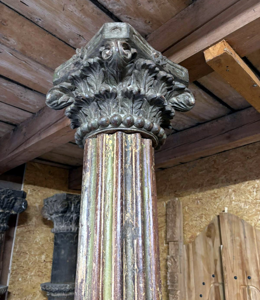 hohe saeule aus indien mit sockel und kapitell