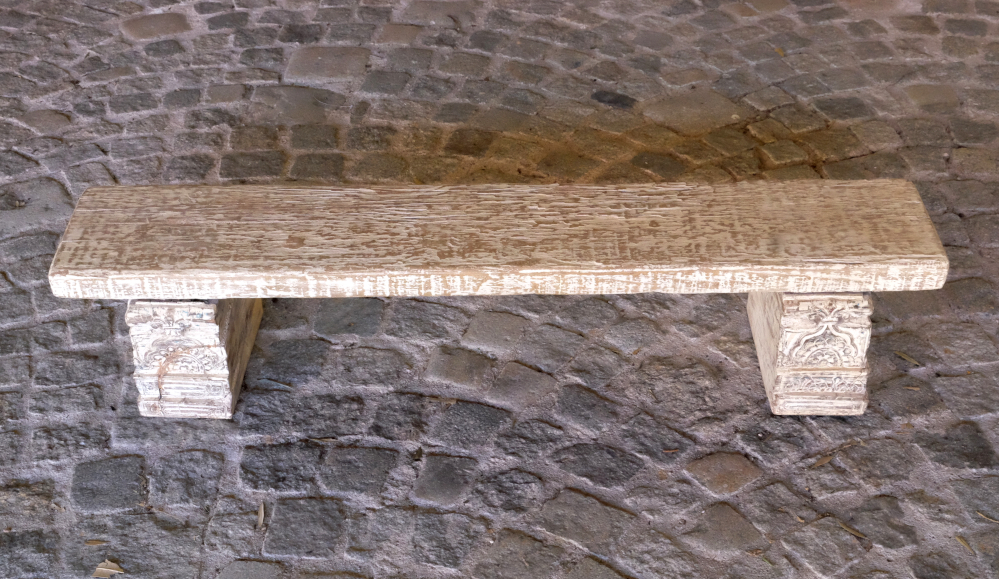 alte massive bank aus vollholz altweisse patina handgeschnitzte ornamente