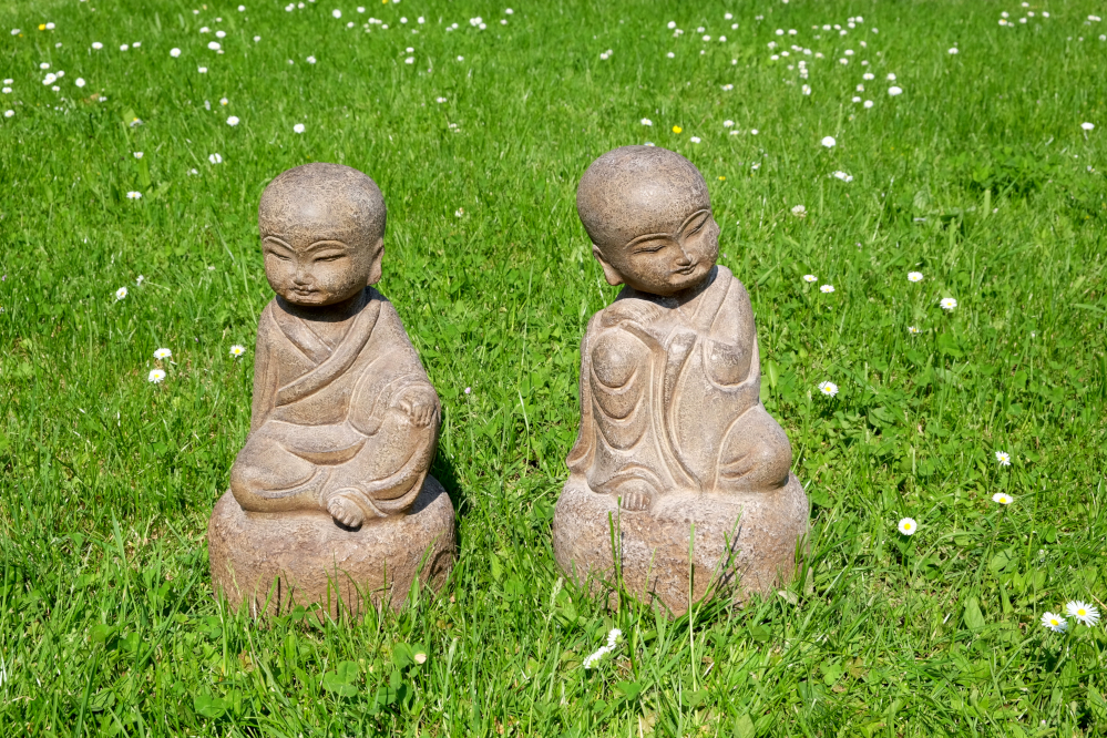 sitzende moenche aus stein frostsicher eyecatcher indoor und outdoor