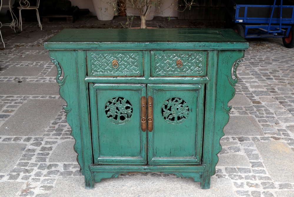 fluegelkommode gruen lackiert handgeschnitzte ornamente zwei laden zwei tueren