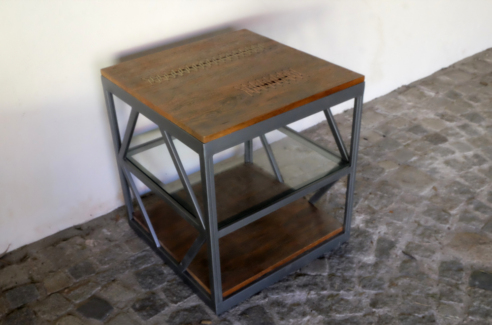 moderner couchtisch mit eisengestell glasplatte und genaehter holzplatte unikat