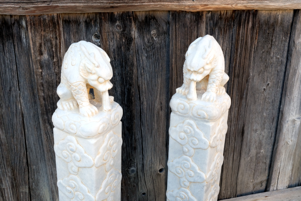 drachenwaechter auf saeule weisser marmor antik