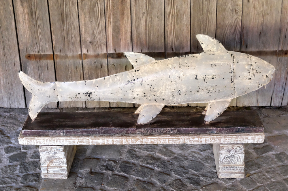 grosser fisch aus eisen deko beim pool