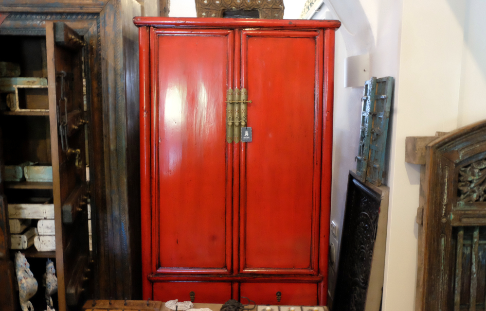 roter hochzeitsschrank typisch chinesisch mit kleiderstange und ebenen lackiert
