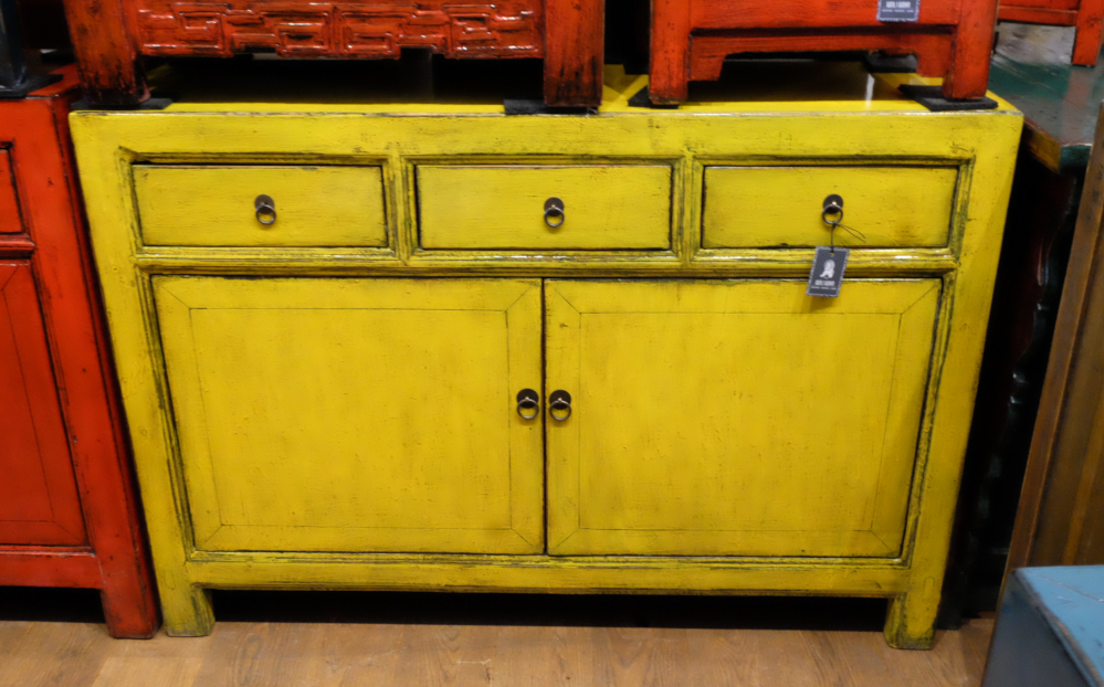 Kommode gelb freundlich lackiert drei laden zwei tueren