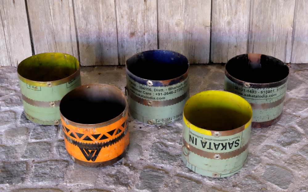 alte farbkuebel mit neuer funktion upcycling