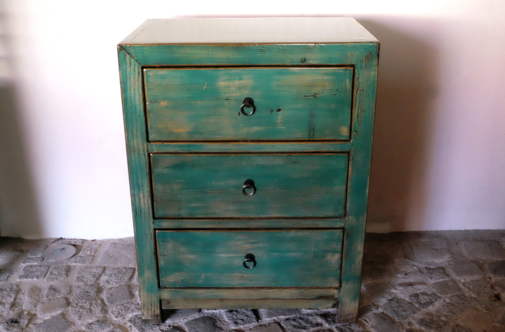 ladenschrank mit drei schubladen satt gruen lackiert