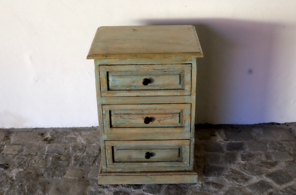 nachtkaestchen mit gruener patina und drei laden aus indien