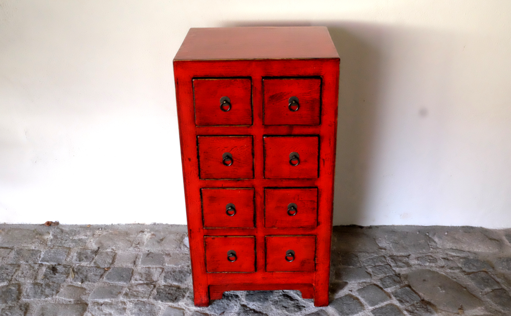 ladenschrank satt rot lackiert