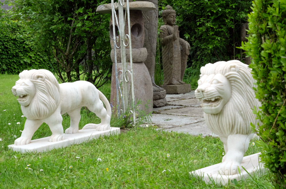 loewen aus weissem marmor antik