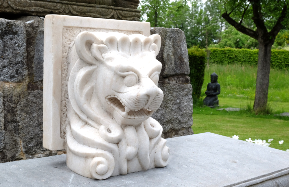 brunnen loewenkopf aus weissem marmor antik