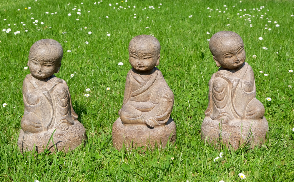 gluecksbringer fuer indoor und outdoor sitzende moenche aus stein frostsicher made in china