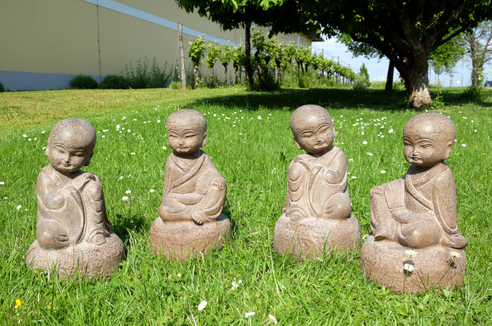 entzueckender eyecatcher moenche aus massivem stein frostsicher