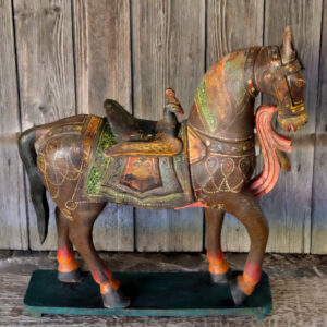 altes handgefertigtes handbemaltes pferd ein pfau bildet den sattel unikat