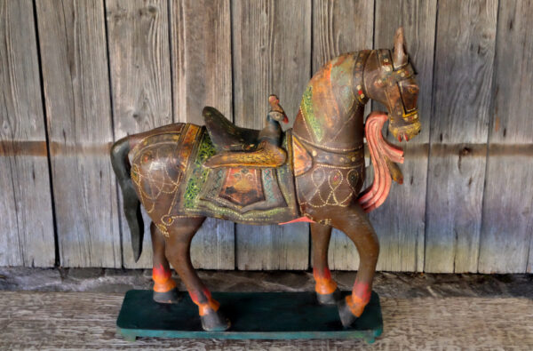 altes handgefertigtes handbemaltes pferd ein pfau bildet den sattel unikat