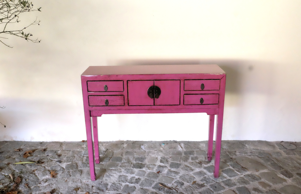 schmale konsole fuer den eingangsbereich rosa lackiert vier laden und zwei tueren