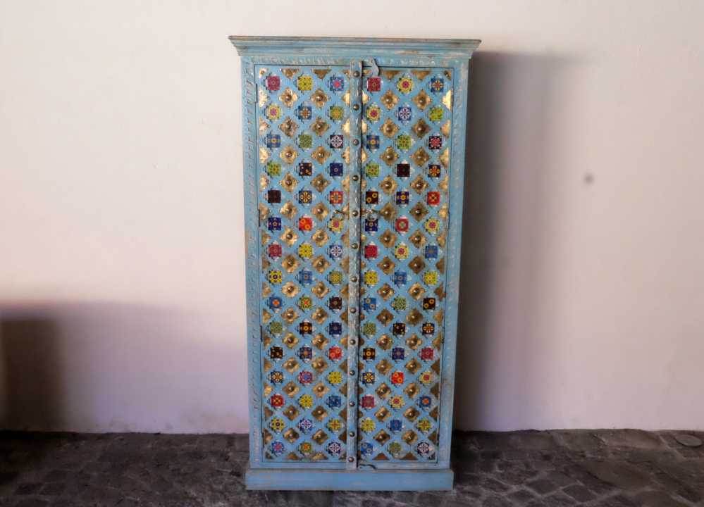 hoher schrank aus indien mit blauer patina und bunten eingelegten porzellanplaettchen