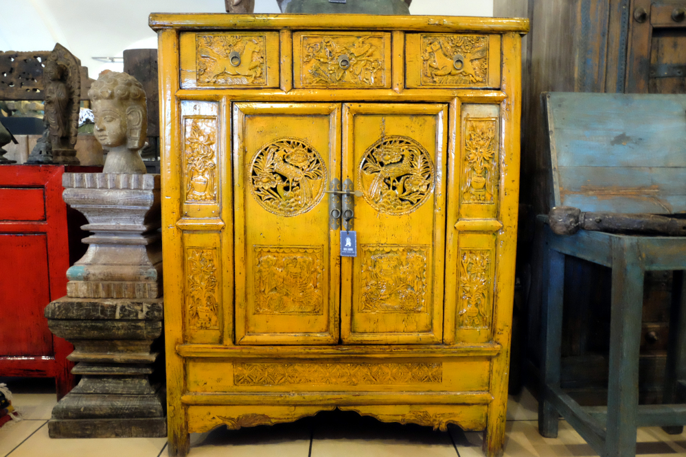 schrank-gelb-weiliwohn mittelgrosser schrank aus china mit oben drei laden orangegelbe patina twei tueren innen zwei ebenen