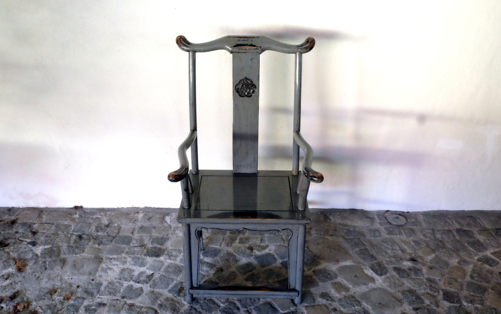 chinesischer stuhl mit hoher rueckenlehne grau lackiert