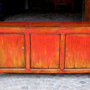grosses sideboard mit freundlich orange roter patina bemalt und lackiert drei tueren unikat aus china
