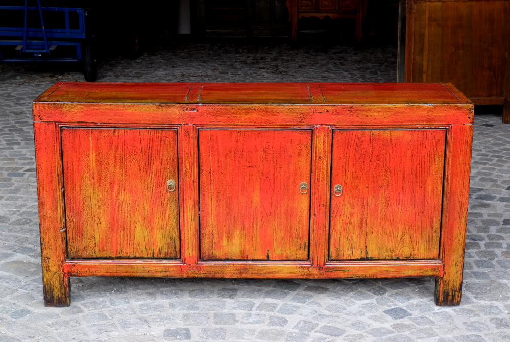 grosses sideboard mit freundlich orange roter patina bemalt und lackiert drei tueren unikat aus china
