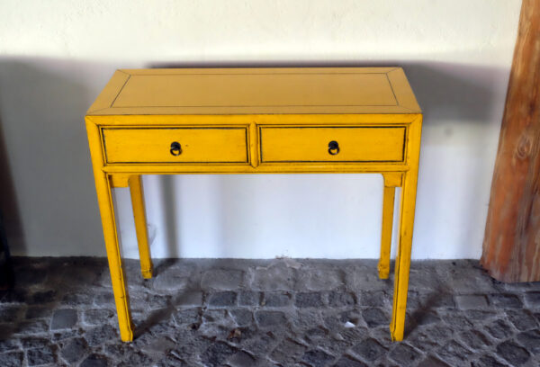 kleiner tisch mit 2 schubladen lackiert mit einer freundlichen orange gelber farbe